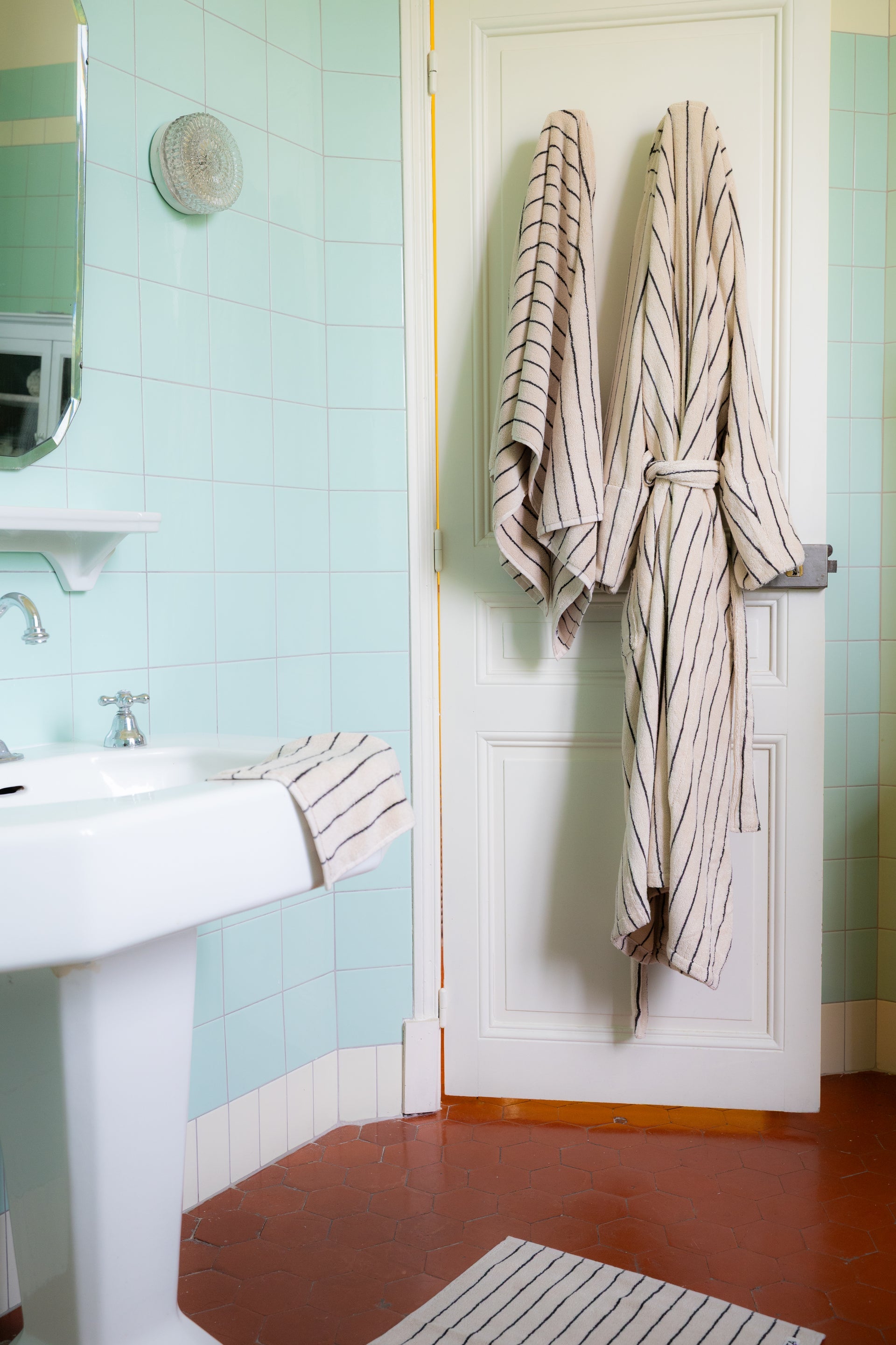 Naram Guest Towel, Creme/Ink